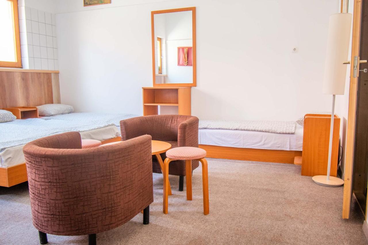 Beach Hostel Balatonboglar * Балатонбоглар